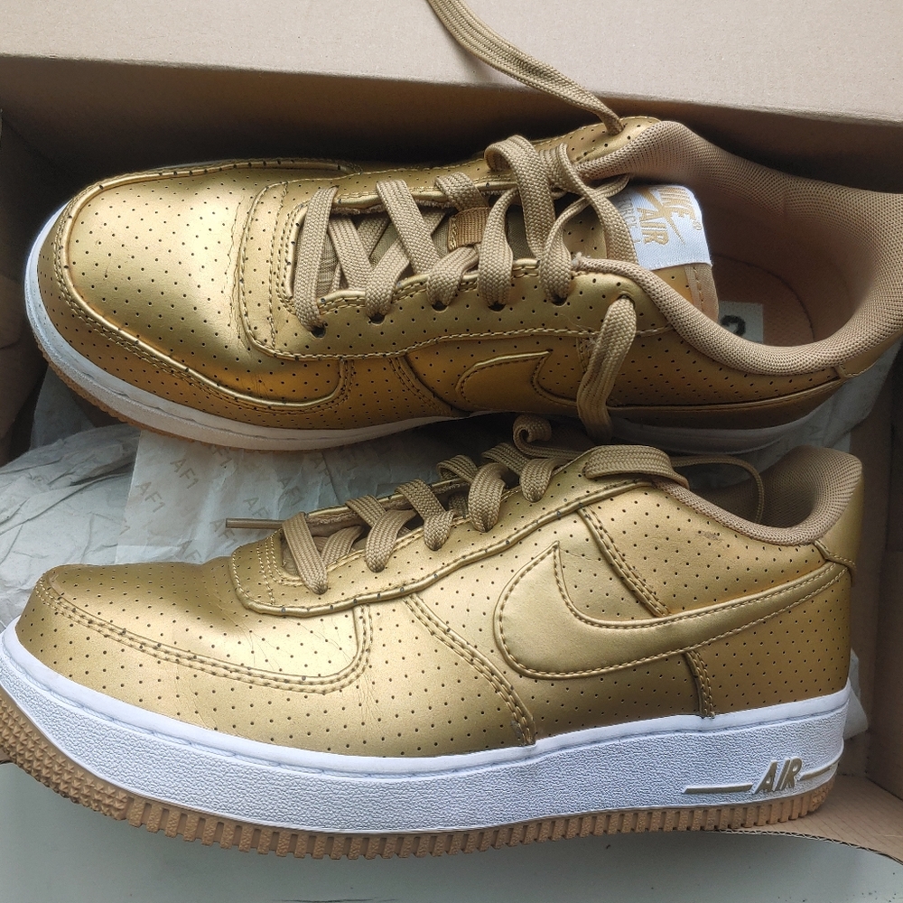 Gold Nikes - Picture 3 of 3